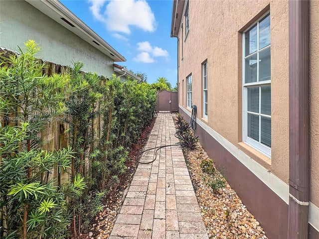 2 of 5 - 9751 Sw 35th St, Miami, FL