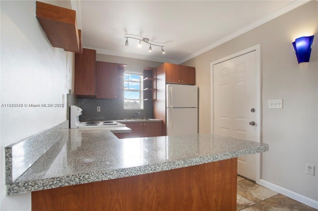 3 of 10 - 1020 Sw 7th St 9, Miami, FL
