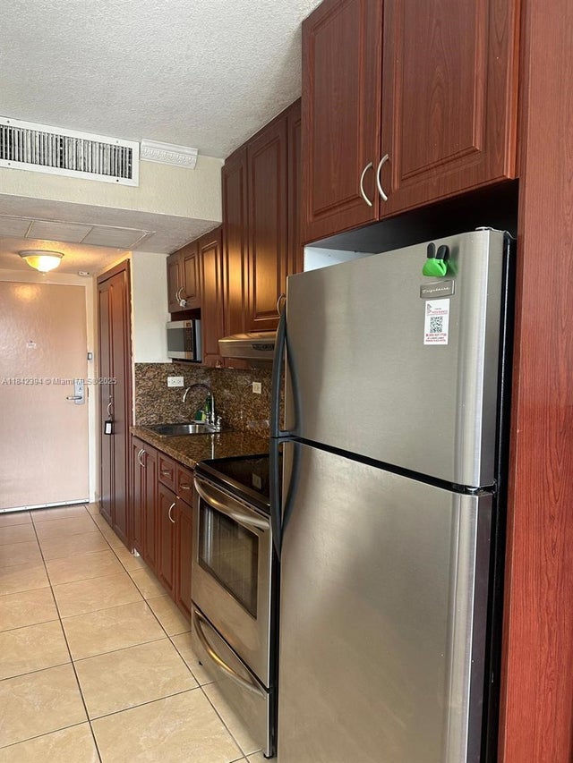 4 of 19 - 19201 Collins Ave 1133, Sunny Isles Beach, FL