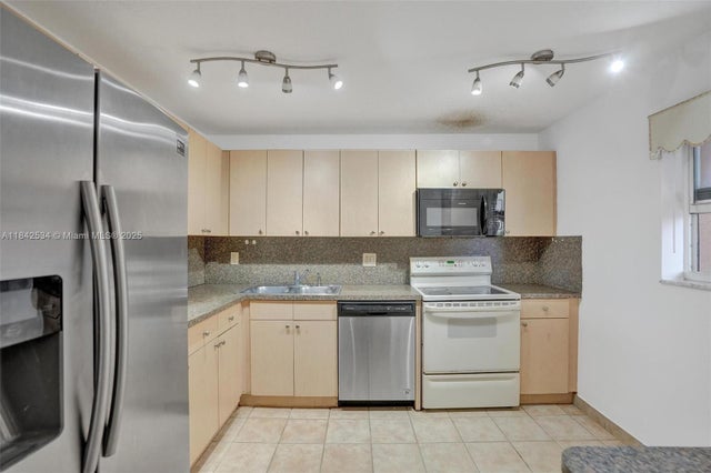 5 of 15 - 3251 Holiday Springs Blvd 401, Margate, FL