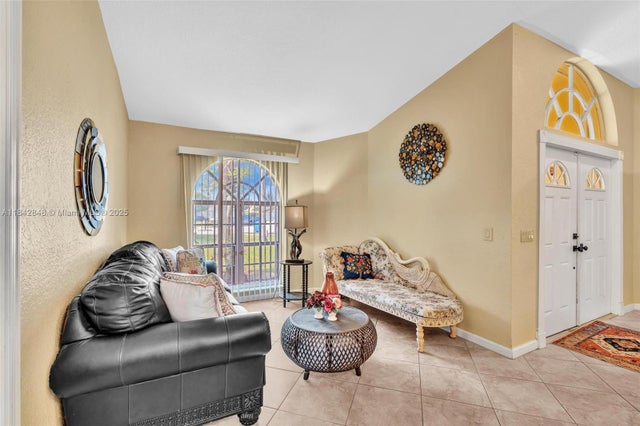 5 of 70 - 104 Oxford Ct, Royal Palm Beach, FL