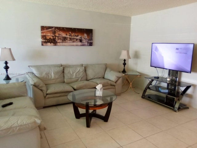 5 of 12 - 1050 North Dr B, Delray Beach, FL