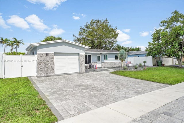 521 Nw 93rd Ter, Pembroke Pines