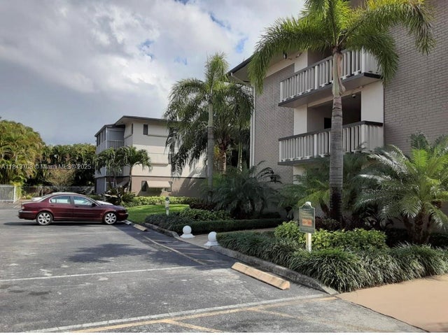 1 of 8 - 4900 Washington St 209, Hollywood, FL