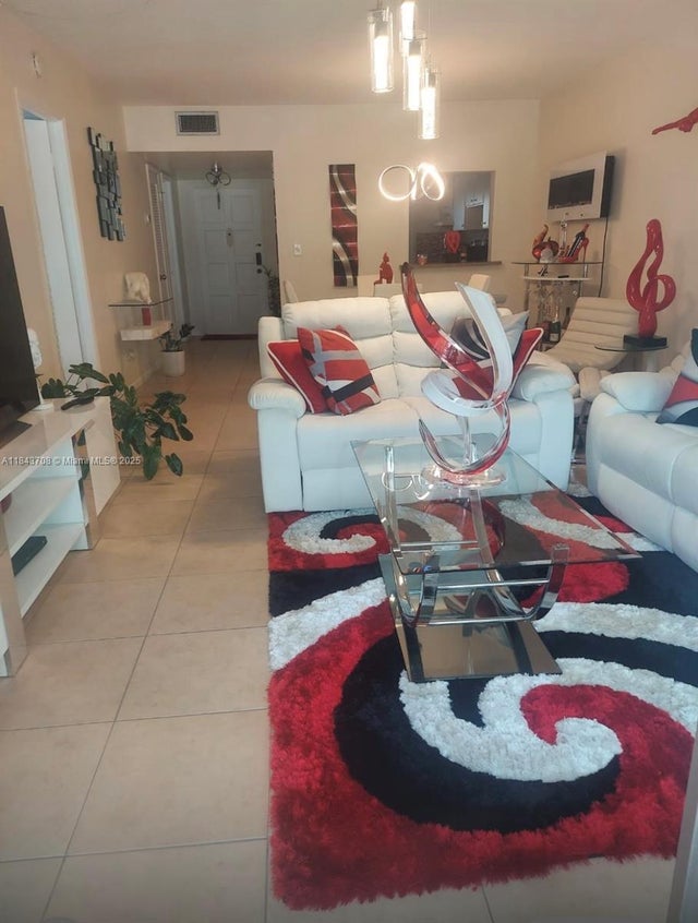 4 of 8 - 4900 Washington St 209, Hollywood, FL