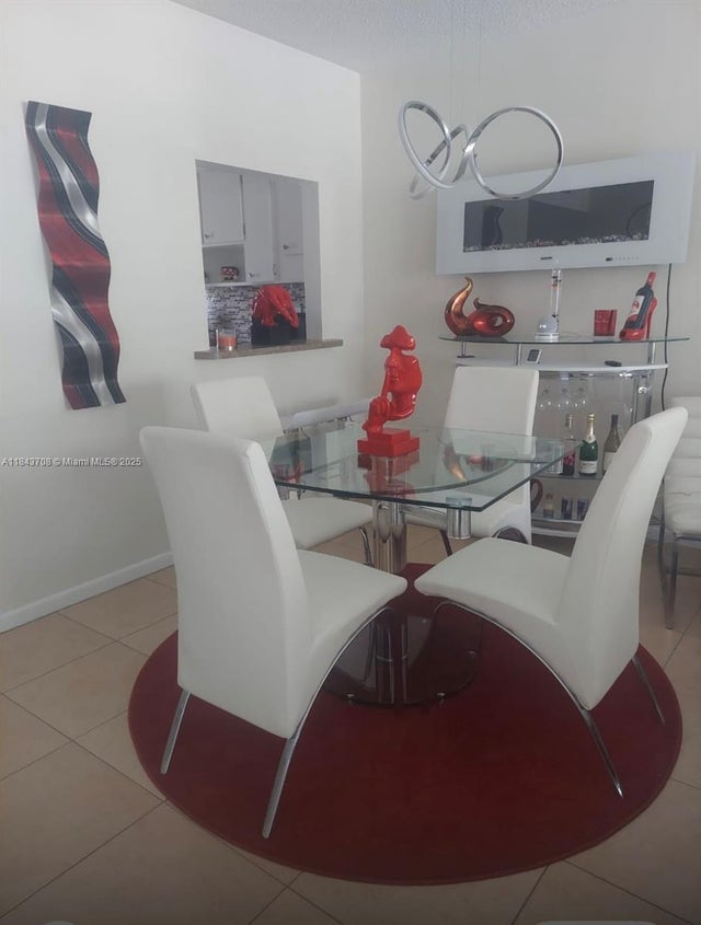 5 of 8 - 4900 Washington St 209, Hollywood, FL