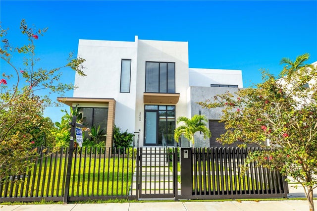 1 of 17 - 2050 S Hibiscus Dr, North Miami, FL