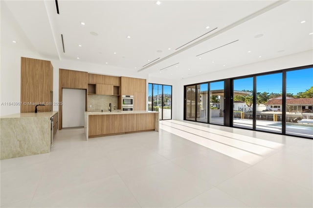 4 of 17 - 2050 S Hibiscus Dr, North Miami, FL