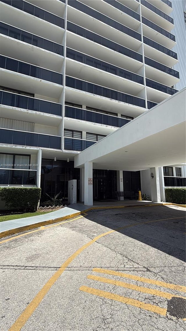 4 of 29 - 3675 N Country Club Dr 109, Aventura, FL