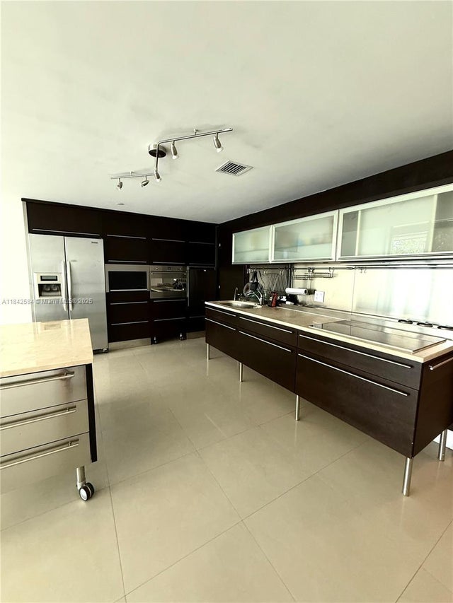 4 of 11 - 6000 Collins Ave 313, Miami Beach, FL