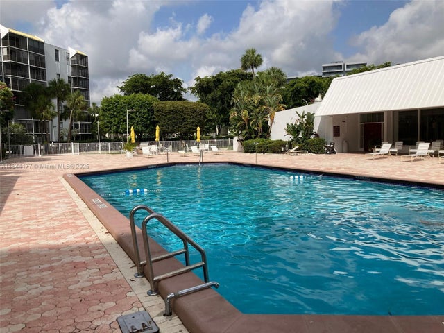 2 of 20 - 20500 W Country Club Dr 517, Aventura, FL