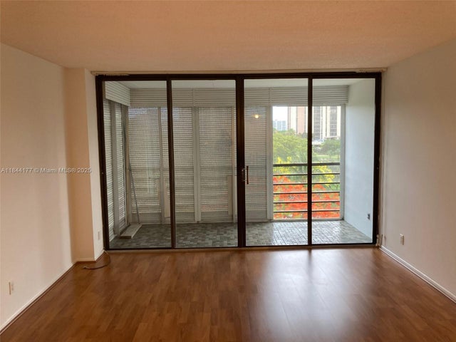 3 of 20 - 20500 W Country Club Dr 517, Aventura, FL