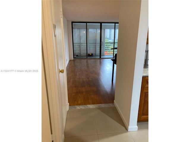 4 of 20 - 20500 W Country Club Dr 517, Aventura, FL