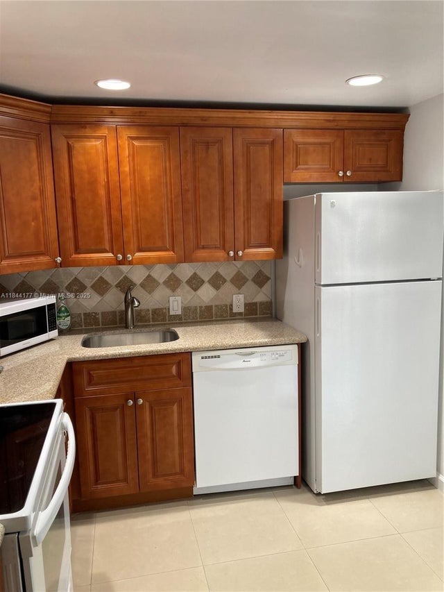 5 of 20 - 20500 W Country Club Dr 517, Aventura, FL
