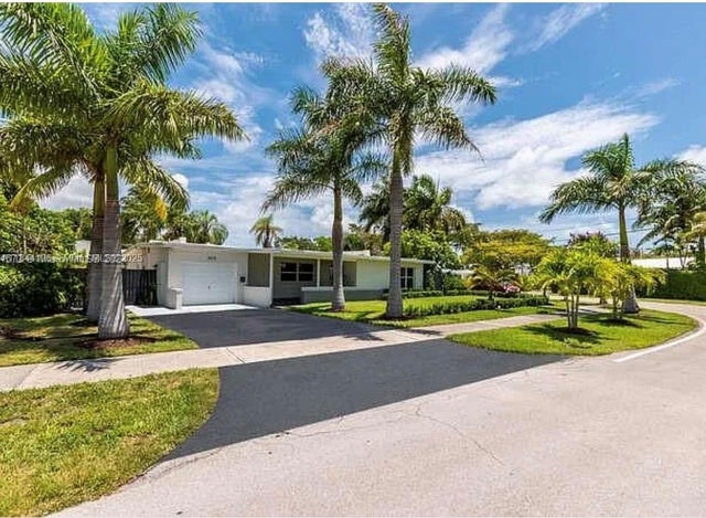 1 of 32 - 2075 S Hibiscus Dr, North Miami, FL