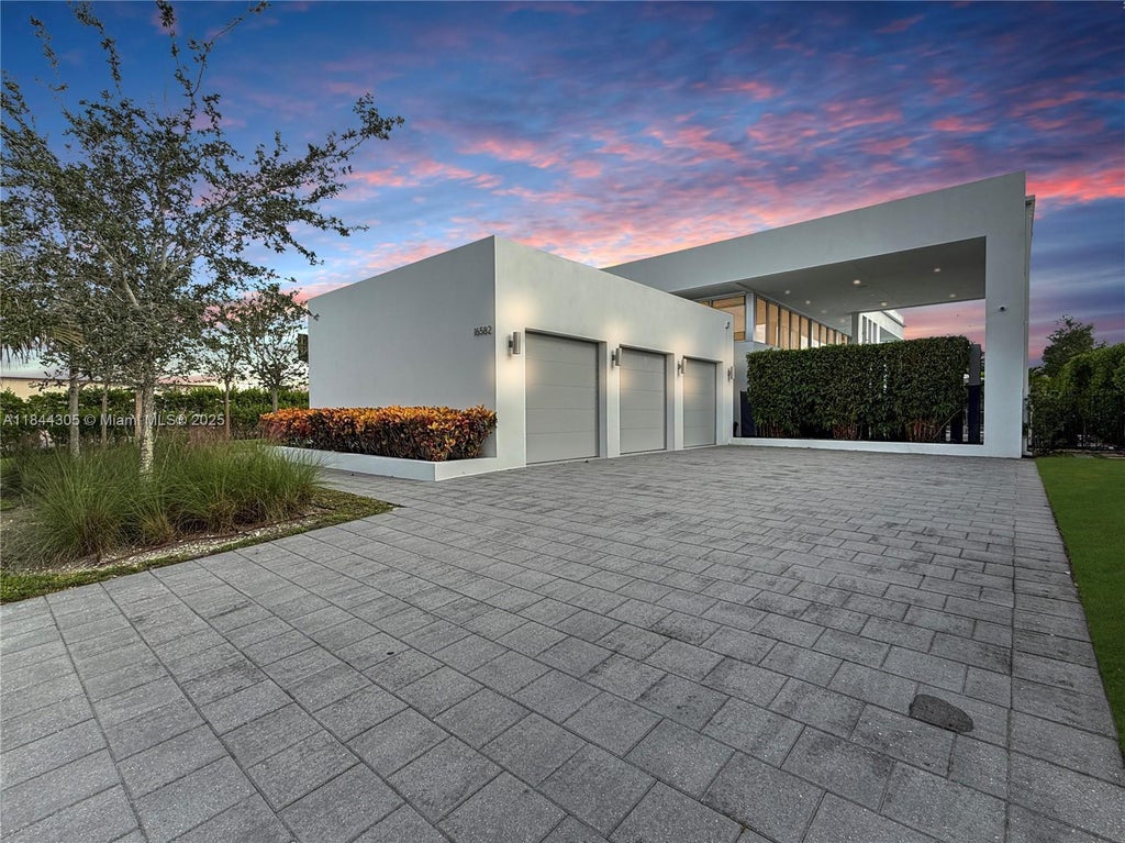 16582 S Botaniko Dr S, Weston