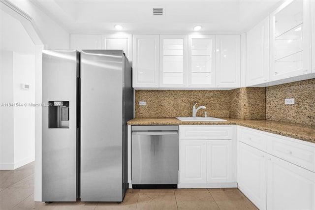 4 of 70 - 5555 Collins Ave 17a, Miami Beach, FL