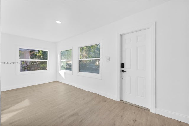 4 of 21 - 832 N C St, Lake Worth, FL