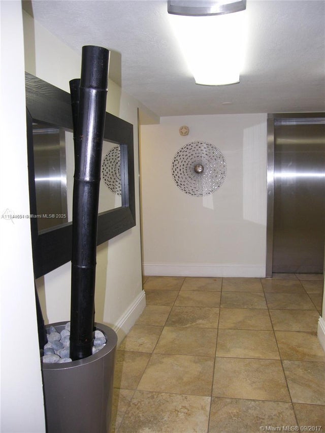 4 of 13 - 910 Michigan Ave 304, Miami Beach, FL