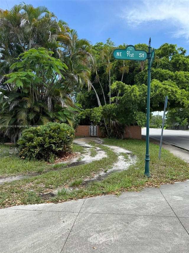 4 of 5 - 2 Ne 91st St, Miami Shores, FL