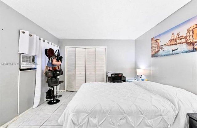 6771 Freedom St, Hollywood