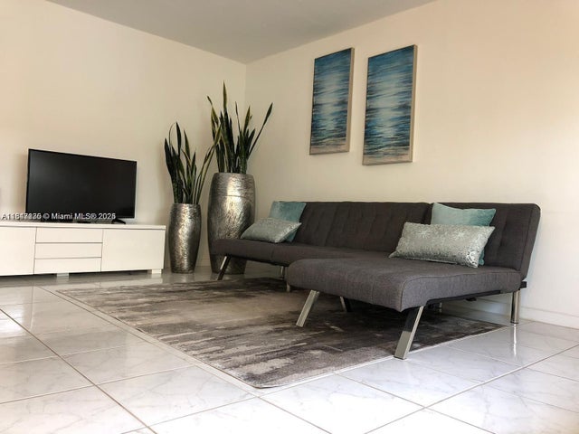3 of 5 - 1225 Marseille Dr 18, Miami Beach, FL