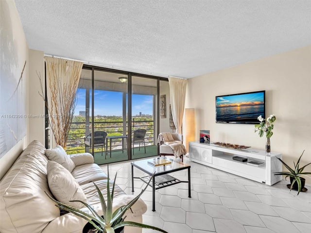 1 of 40 - 20400 W Country Club Dr 817, Aventura, FL