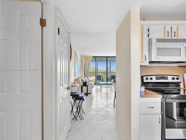 2 of 40 - 20400 W Country Club Dr 817, Aventura, FL