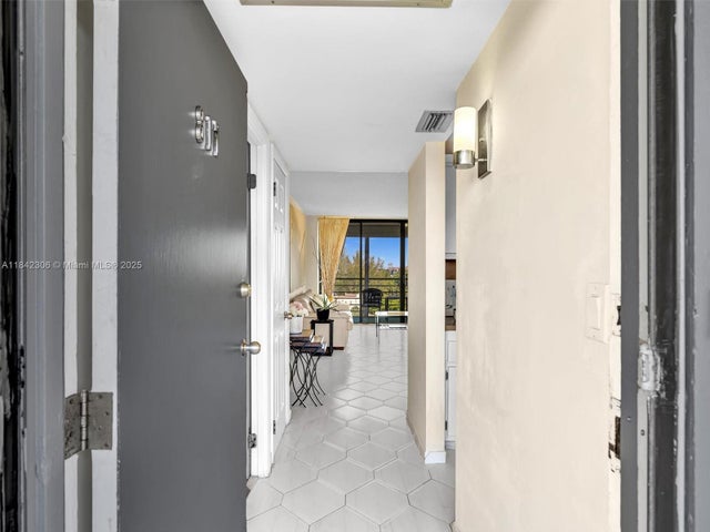 3 of 40 - 20400 W Country Club Dr 817, Aventura, FL