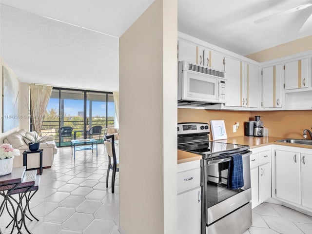 4 of 40 - 20400 W Country Club Dr 817, Aventura, FL
