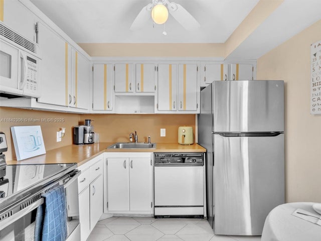 5 of 40 - 20400 W Country Club Dr 817, Aventura, FL
