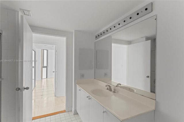 3 of 60 - 20185 E Country Club Dr 502, Aventura, FL