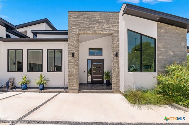 690 Kings Point Drive, Canyon Lake