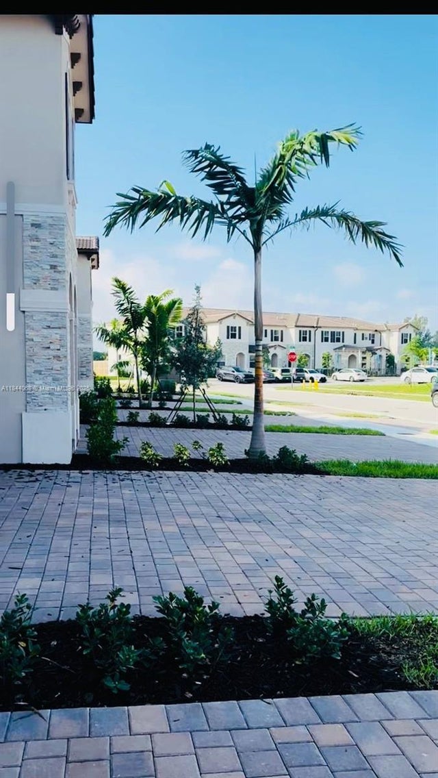 4 of 26 - 12525 Nw 23rd Pl, Miami, FL