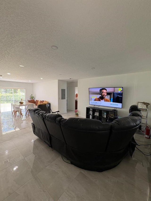 4 of 21 - 2475 Nw 55th St, Miami, FL