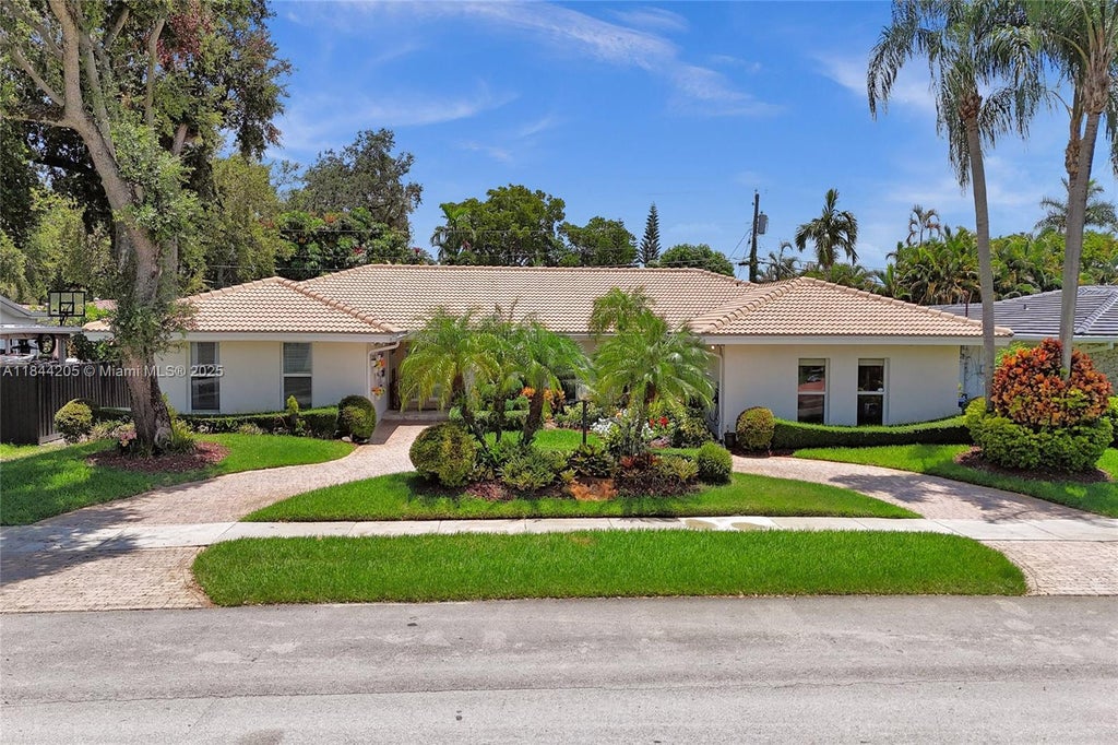 2210 Ne 204th St, Miami