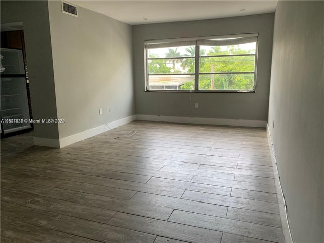 2 of 8 - 221 Meridian Ave 309, Miami Beach, FL