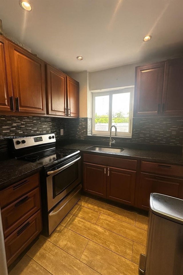 4 of 8 - 221 Meridian Ave 309, Miami Beach, FL