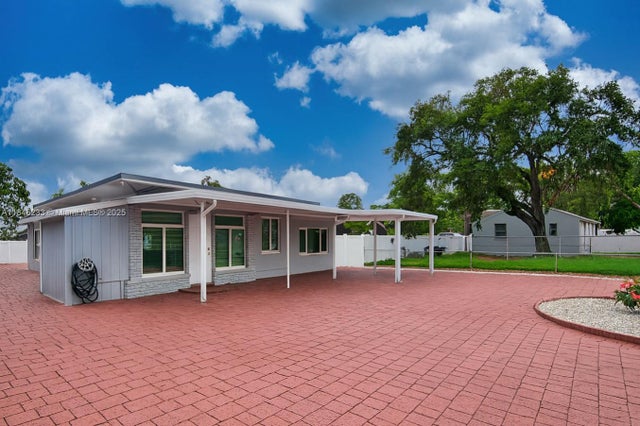 6120 Hayes St, Hollywood