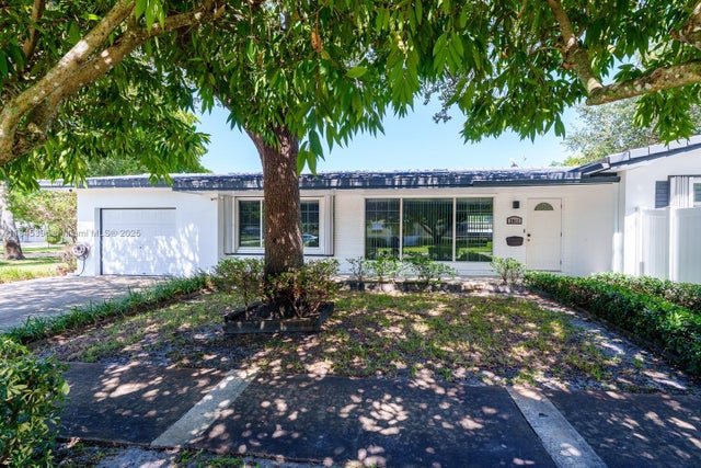 1 of 34 - 2011 N 43rd Ave, Hollywood, FL
