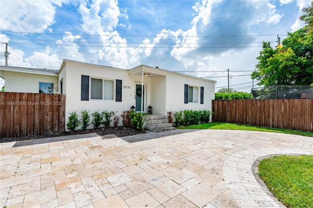 4 of 34 - 6711 N Waterway Dr, Miami, FL