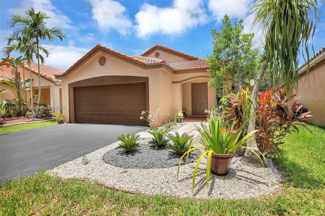 4 of 39 - 1525 Estancia Cir, Weston, FL
