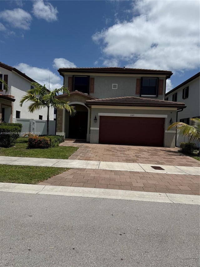 2 of 28 - 3523 W 105th Pl, Hialeah, FL