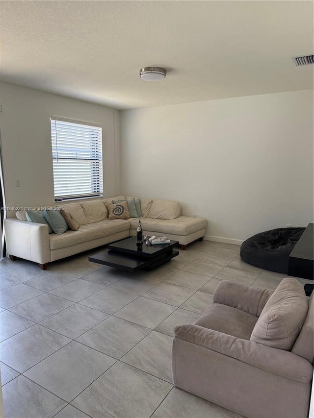 5 of 28 - 3523 W 105th Pl, Hialeah, FL