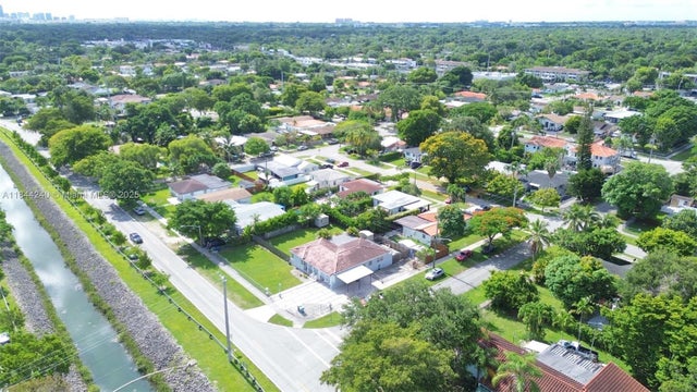 4 of 34 - 6290 Sw 37th St, Miami, FL