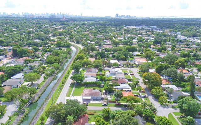 5 of 34 - 6290 Sw 37th St, Miami, FL