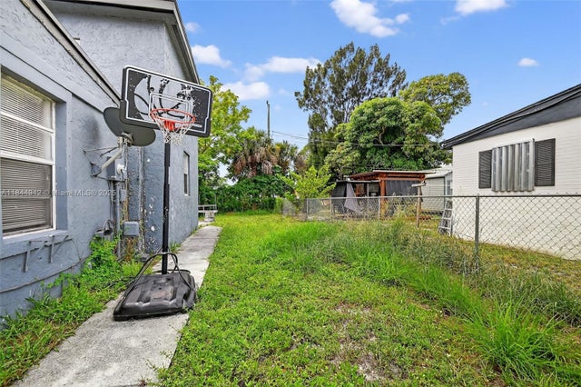4 of 7 - 1368 11th St, West Palm Beach, FL