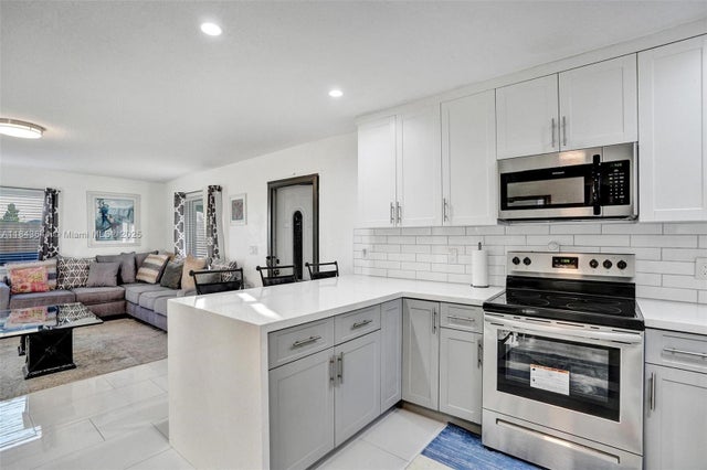 2 of 35 - 320 Ne 33rd St, Oakland Park, FL