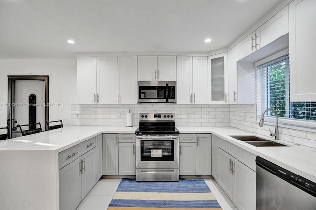 3 of 35 - 320 Ne 33rd St, Oakland Park, FL