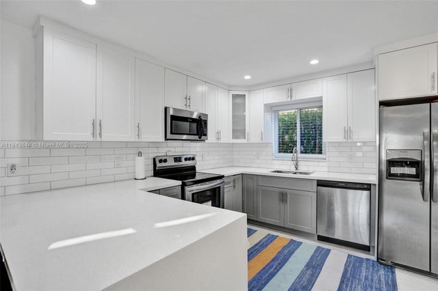 4 of 35 - 320 Ne 33rd St, Oakland Park, FL